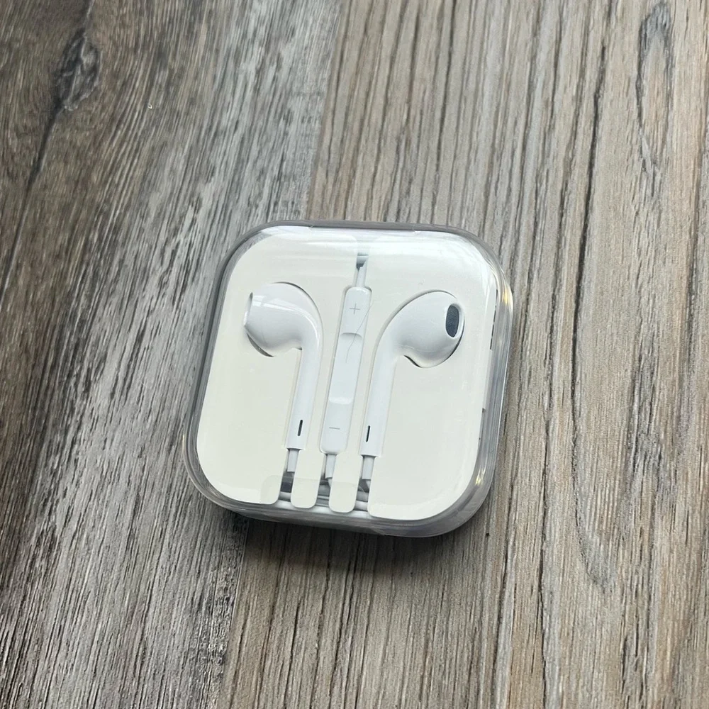 NWT Apple iPhone 6S plug in headphones